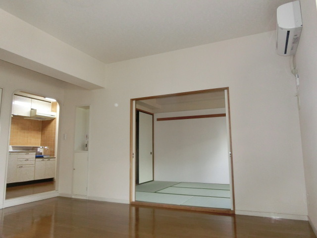 居室・リビング　独立キッチンでリビングスペースのレイアウトもし易いですね。