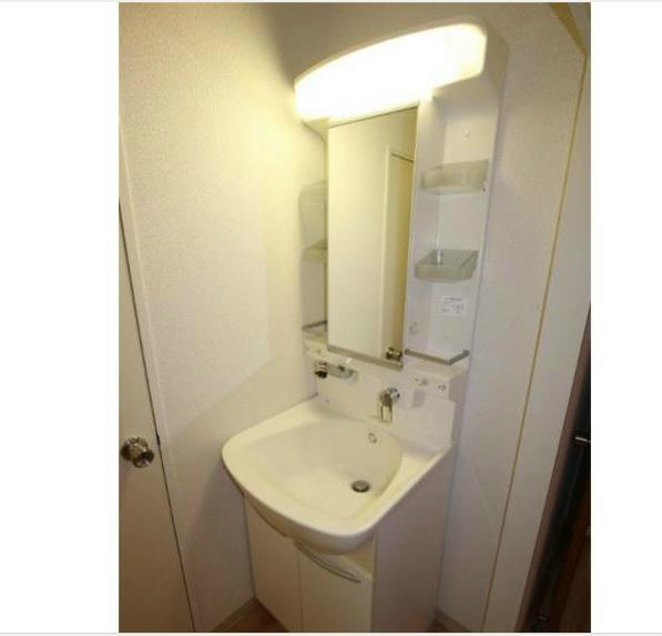 洗面設備　シャワー付き洗面化粧台。