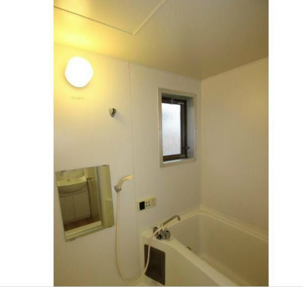 バス・シャワールーム　追い焚き機能付きのお風呂には窓もあり。