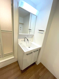 洗面設備　独立洗面台、小物を置くことができて便利です