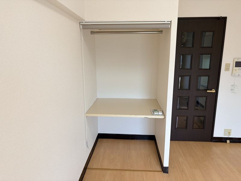 収納　クローゼットはロールカーテン付き