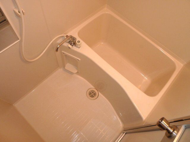 バス・シャワールーム　広めの浴室です。