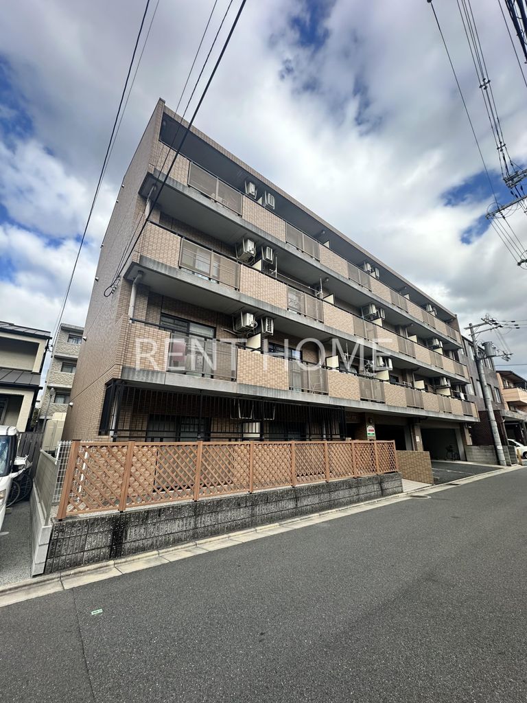 建物外観　鉄筋コンクリート造の４階建ての建物です。