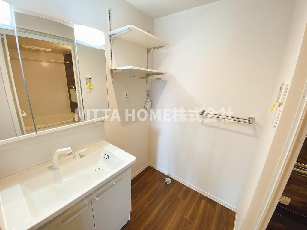洗面設備　広々としたシャワー付き洗面台に洗濯機置き場も充実◎