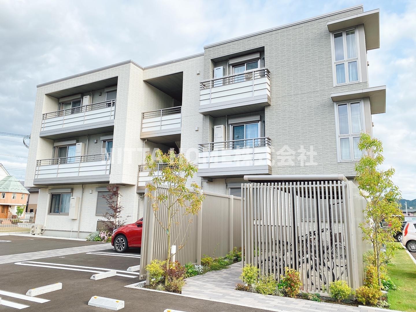 建物外観　駅から徒歩圏内◎インターネット＆駐車場１台無料付きです！