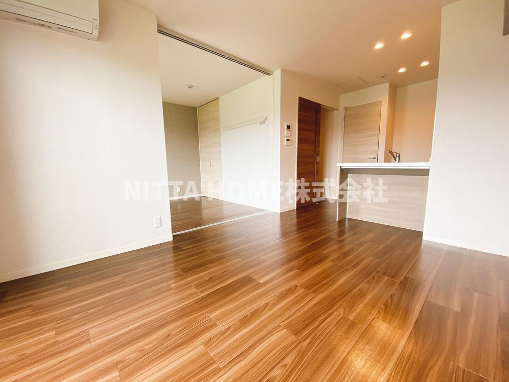 居室・リビング　カウンターキッチンが付いた１０．５帖のリビング♪