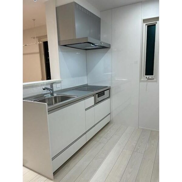 キッチン　対面式システムキッチン。