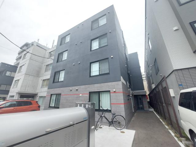 コンビニ　ファミリーマート（コンビニ）まで192m