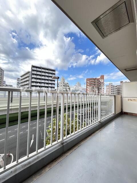 バルコニー　暖かな日差しのふりそそぐバルコニー