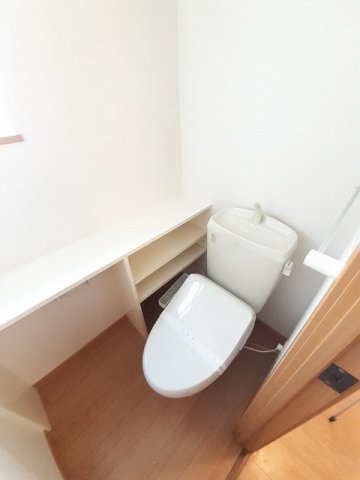 トイレ　落ち着いた色調のトイレです