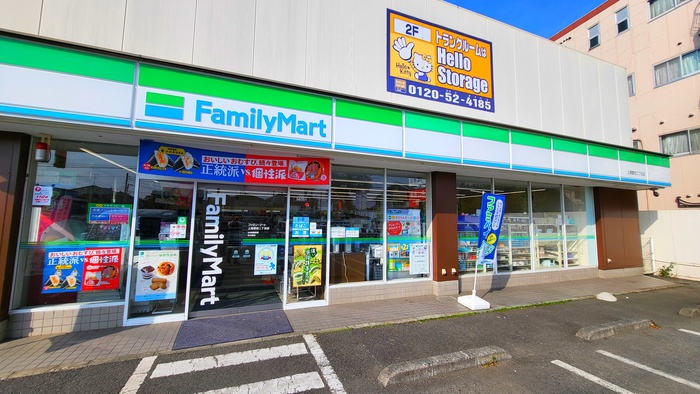 コンビニ　ファミリーマート（コンビニ）まで470m