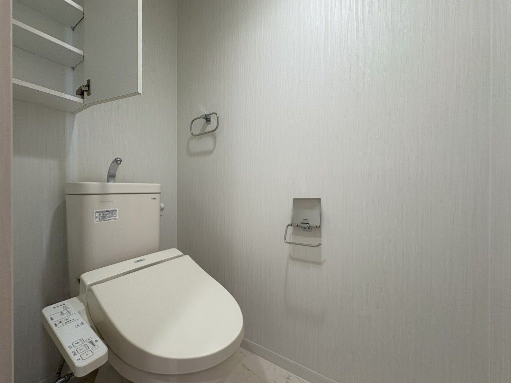 トイレ　嬉しい温水洗浄便座付きです♪