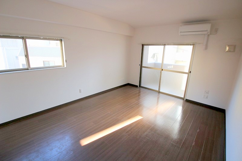 居室・リビング　角部屋の広々洋室♪