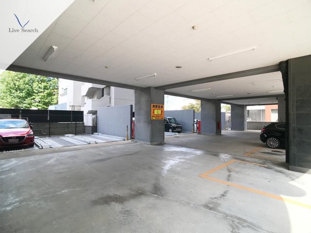 駐車場　駐車場があるので、車を買う予定の方も安心です