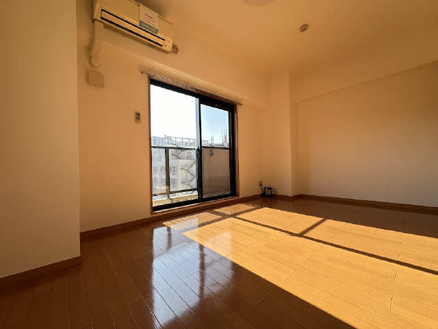 居室・リビング　同物件・同型別号室を撮影