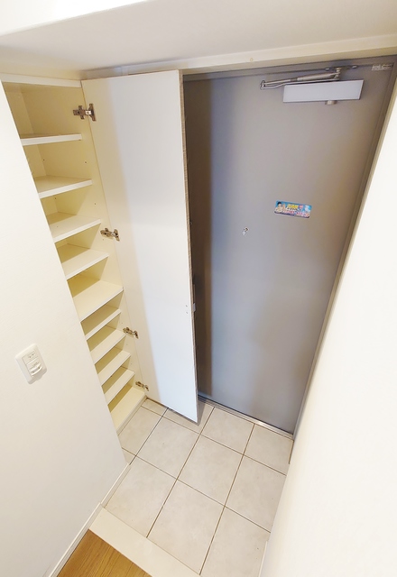 玄関　トールタイプのシューズＢＯＸ付き玄関