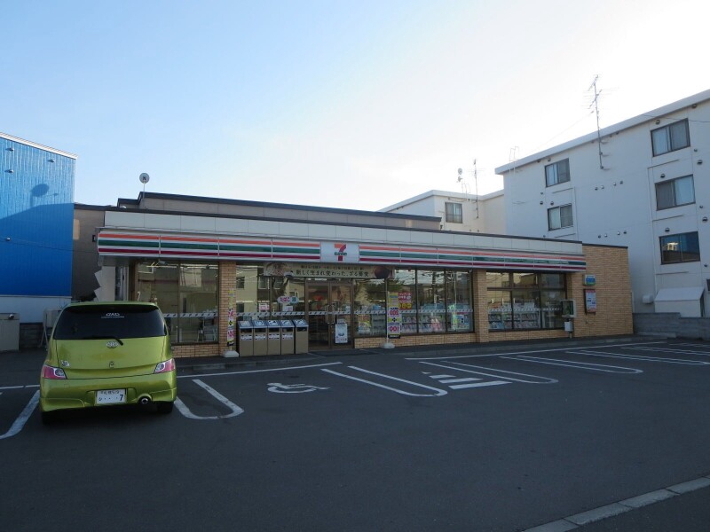コンビニ　セブンイレブン札幌北39条店（コンビニ）まで202m