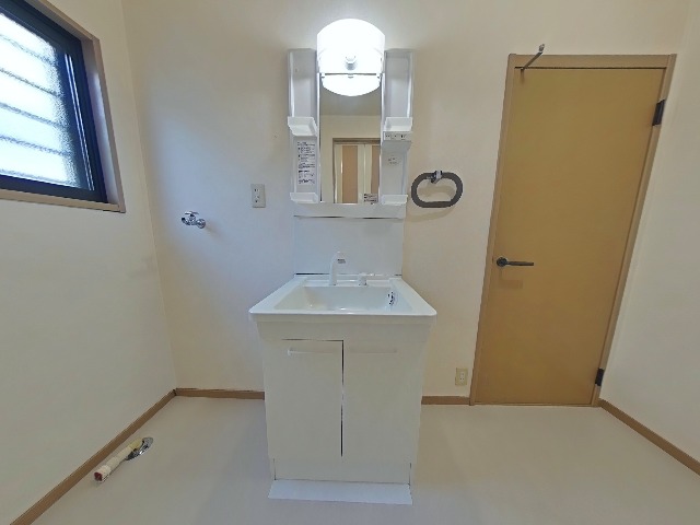 洗面設備　洗面化粧台があり、身だしなみを整えるのにも安心です