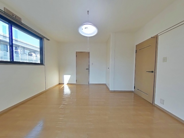 居室・リビング　2階洋室約8畳