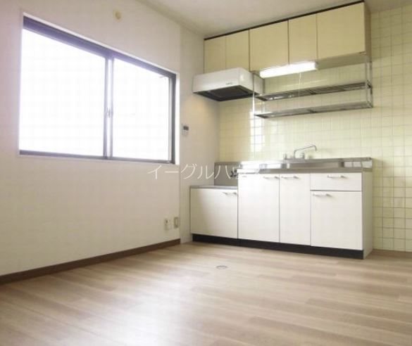 居室・リビング　退去予定の為、写真は別のお部屋の写真を使用しています。