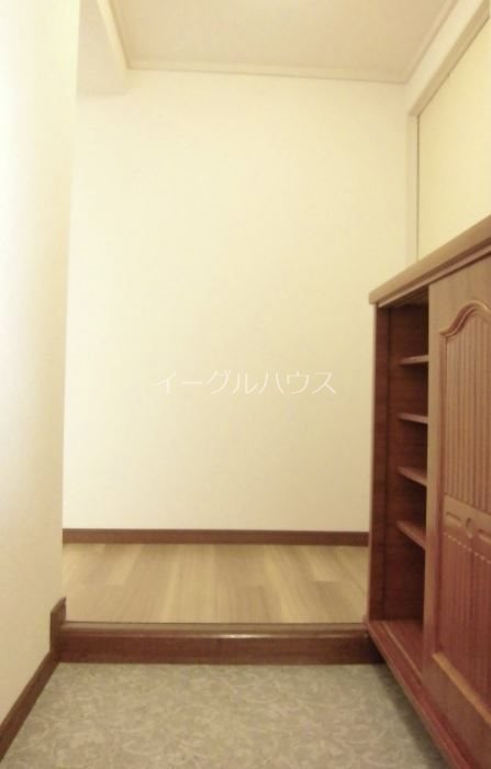 玄関　退去予定の為、写真は別のお部屋の写真を使用しています。