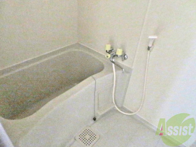 バス・シャワールーム　こちらお風呂になります。一日の疲れを癒してください。