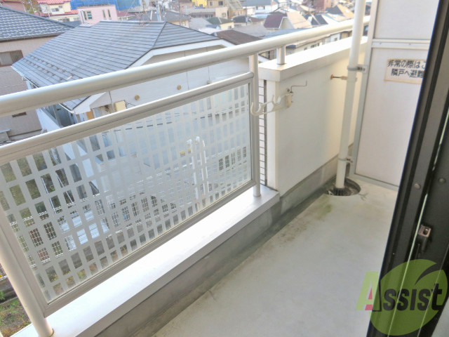 バルコニー　広めのバルコニーになります。作業がしやすそうですね。