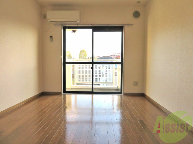 居室・リビング　陽が良く入ってくるのが分かります。暖かくて気持ちいいですね