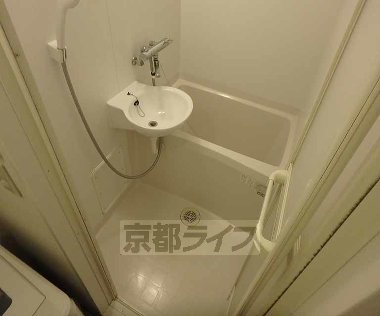 バス・シャワールーム　ゆったりできるバスルームです