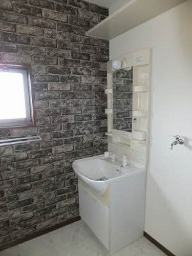 洗面設備　明るい洗面所です