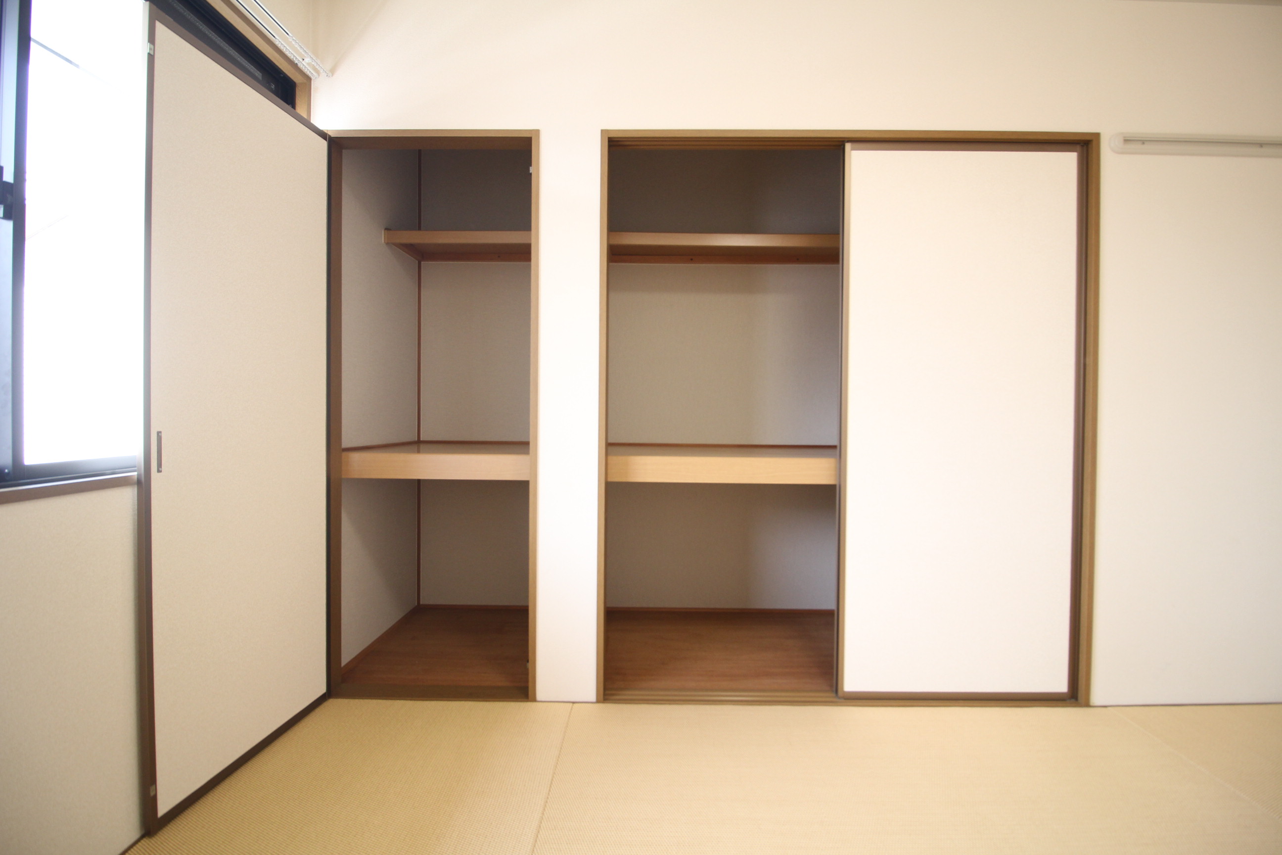 収納　ハンガー収納と棚収納に分かれた、使い勝手の良い収納♪