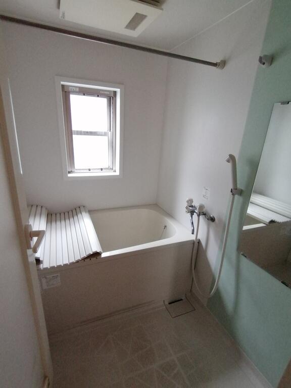 バス・シャワールーム　追い焚き・浴室換気乾燥機つき。　北開口