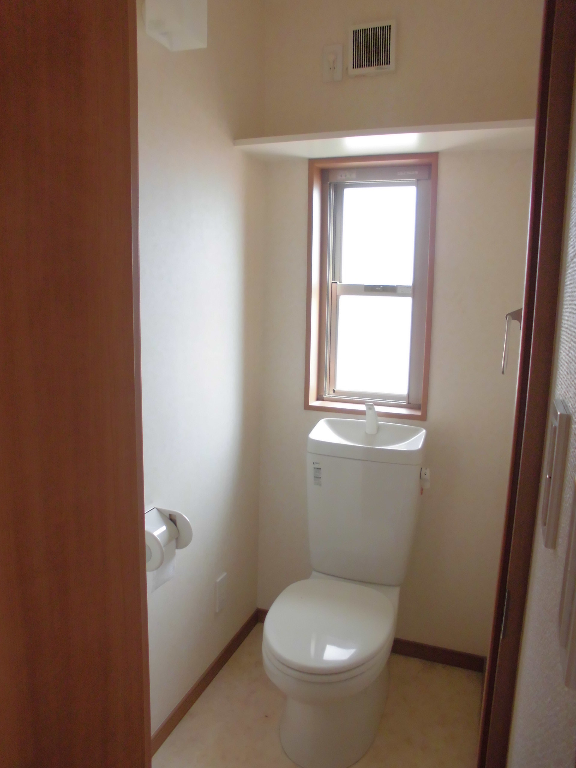 トイレ　上部収納棚あり。みなみ