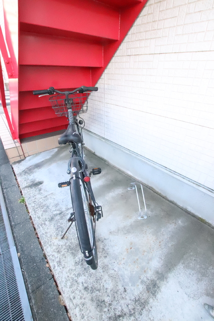 その他共有部分　階段下にある駐輪場先着順。有料。空き要確認。