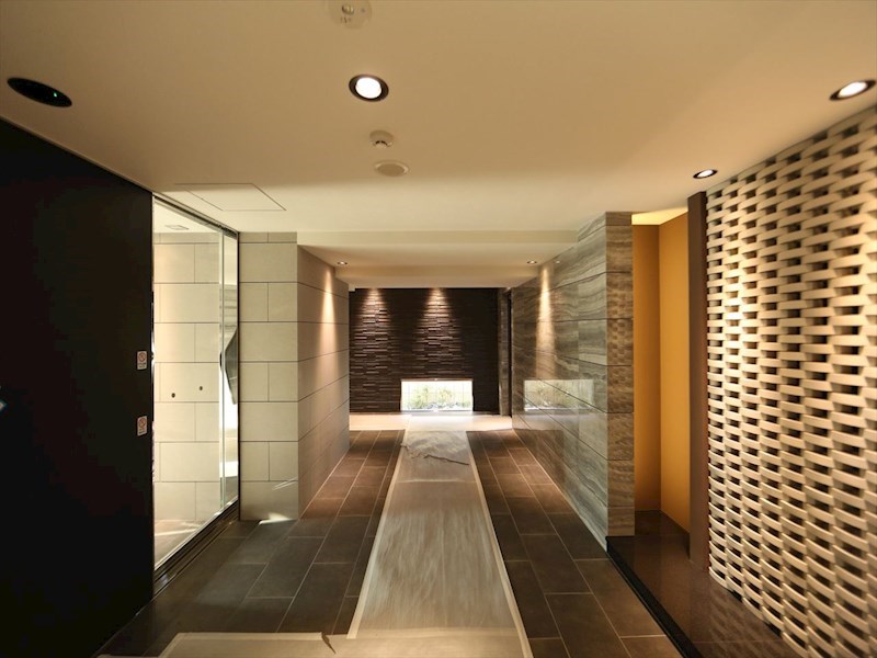 エントランス　エントランス　オートロック　宅配ＢＯＸ　防犯カメラ