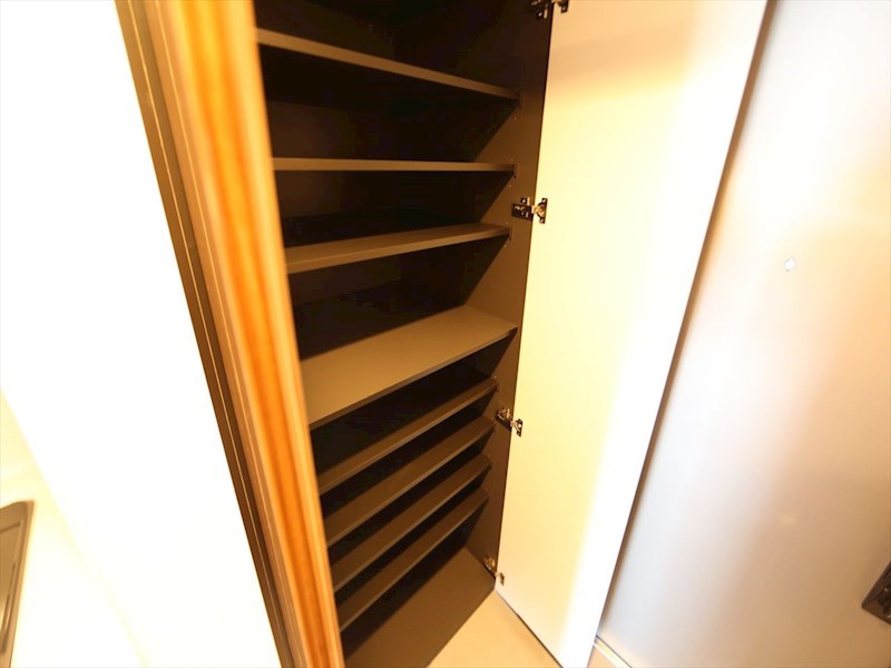 玄関　玄関　シューズボックス付（収納充実してます）