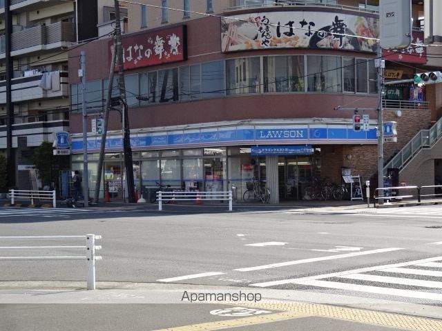 その他　ローソン足立六町駅前店（その他）まで932m