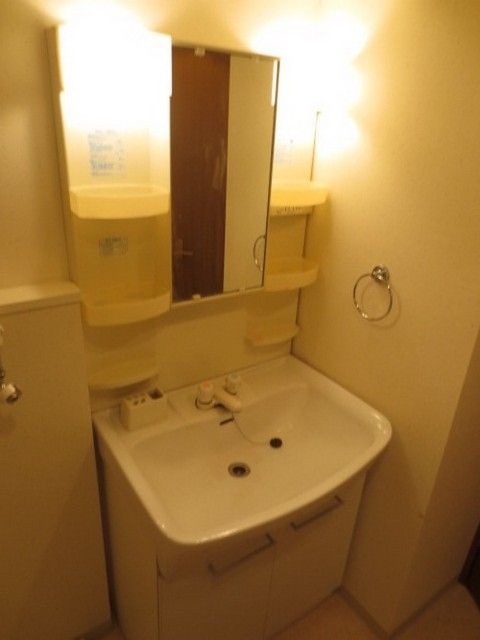 洗面設備　忙しい朝の身支度にうれしい独立洗面台。