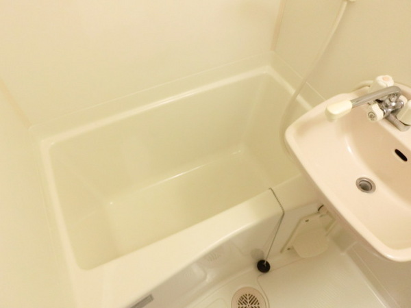バス・シャワールーム　キレイにリフォームされています！