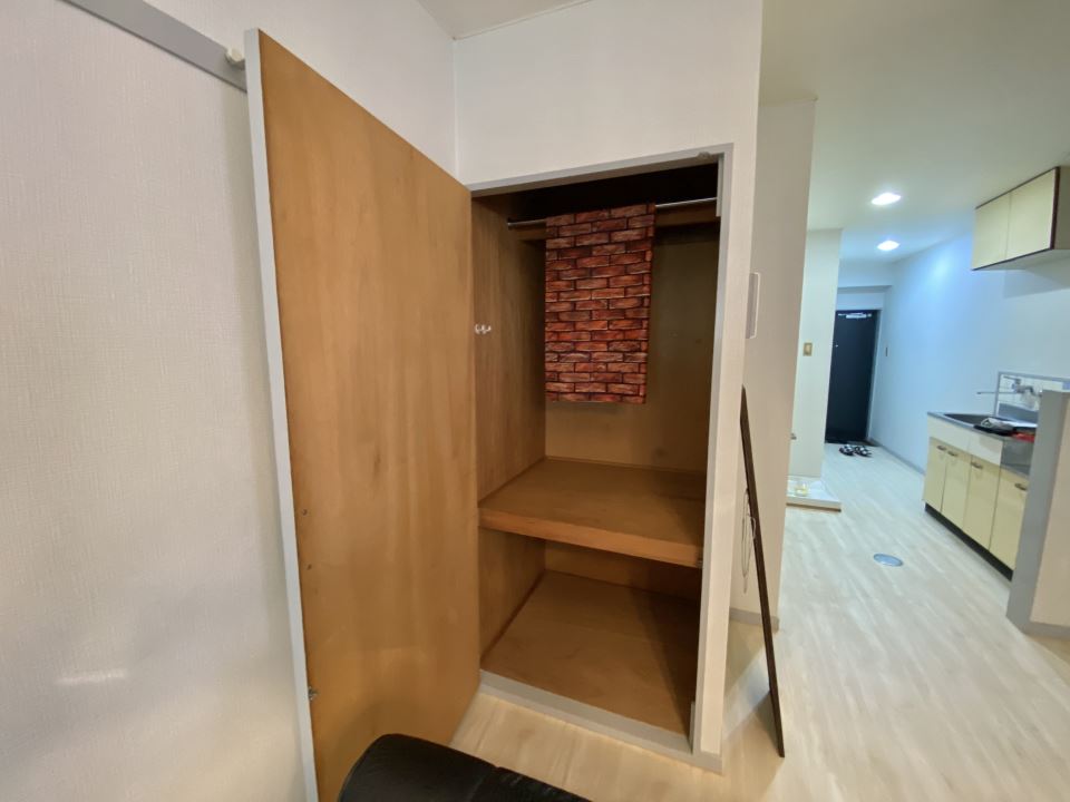 収納　ハンガーパイプ付きの３段収納です