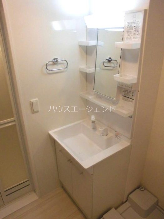 洗面設備　洗面所にはシャンプードレッサー、洗濯機置場があります。