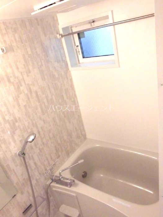 バス・シャワールーム　お風呂は窓があり換気もバッチリ！追い焚き、浴室乾燥機付きです