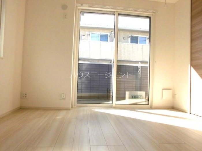 その他部屋・スペース　西側の洋室にはバルコニーがあります。