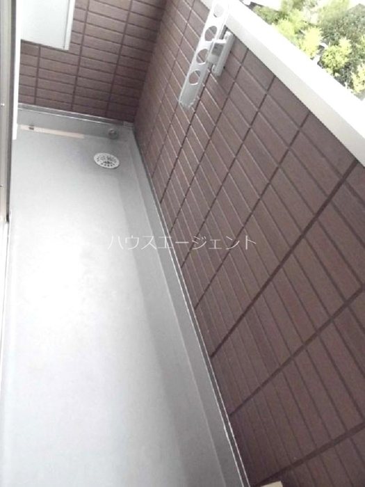 バルコニー　バルコニーは西向きです。