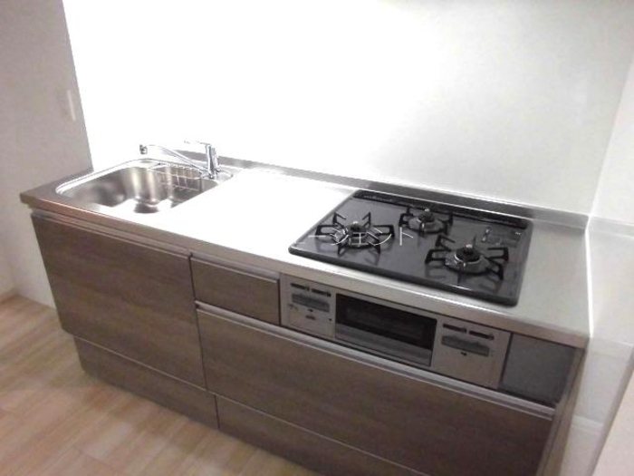 キッチン　3口ガスコンロのシステムキッチンです。