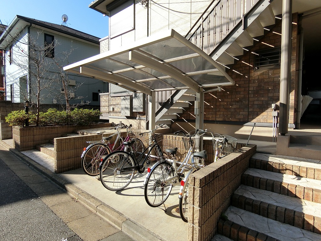 その他共有部分　屋根付きの駐輪スペース・敷地内ごみ置場あり。