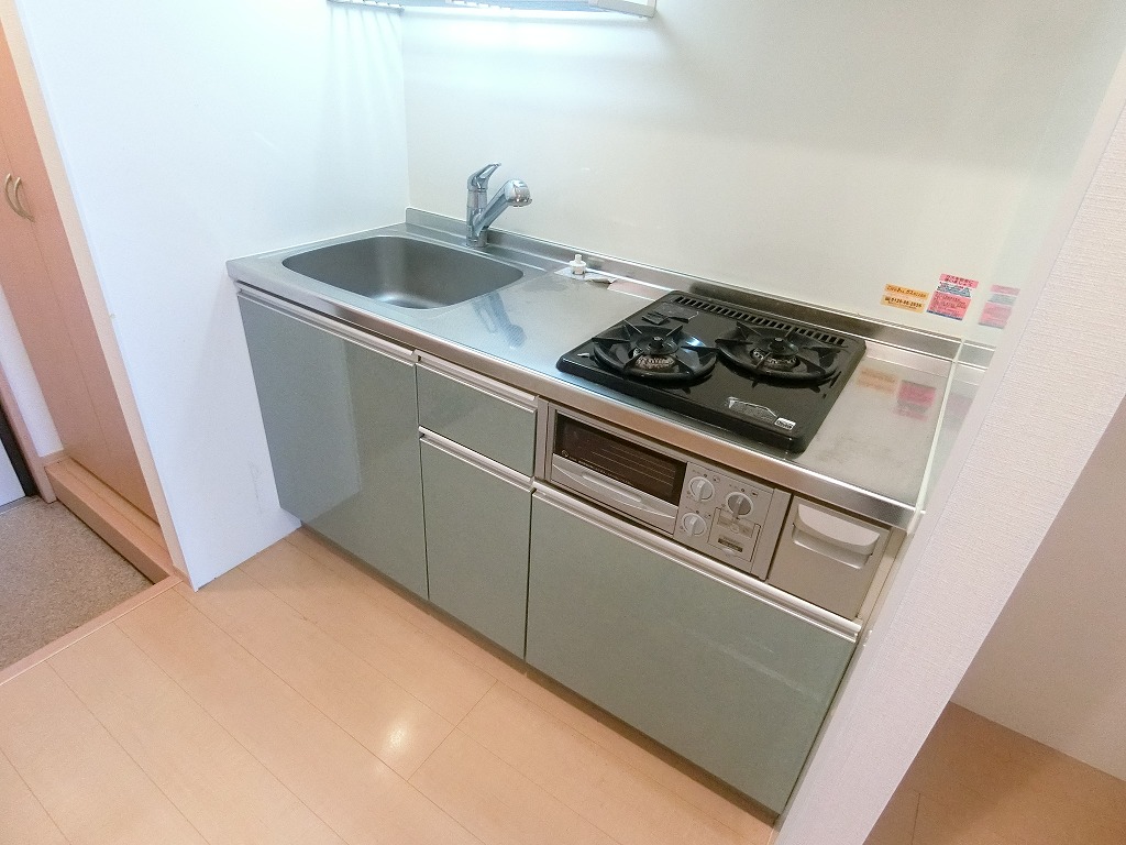 キッチン　２口システムキッチン採用　冷蔵庫スペースあり