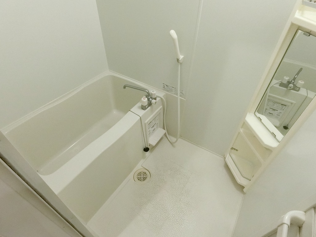 バス・シャワールーム　清潔感のあるバスルーム