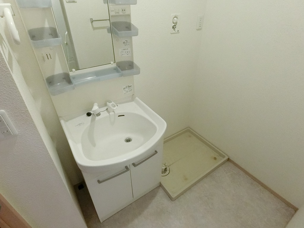 洗面設備　扉付き脱衣所（洗濯機置場・シャンプードレッサー付洗面台）