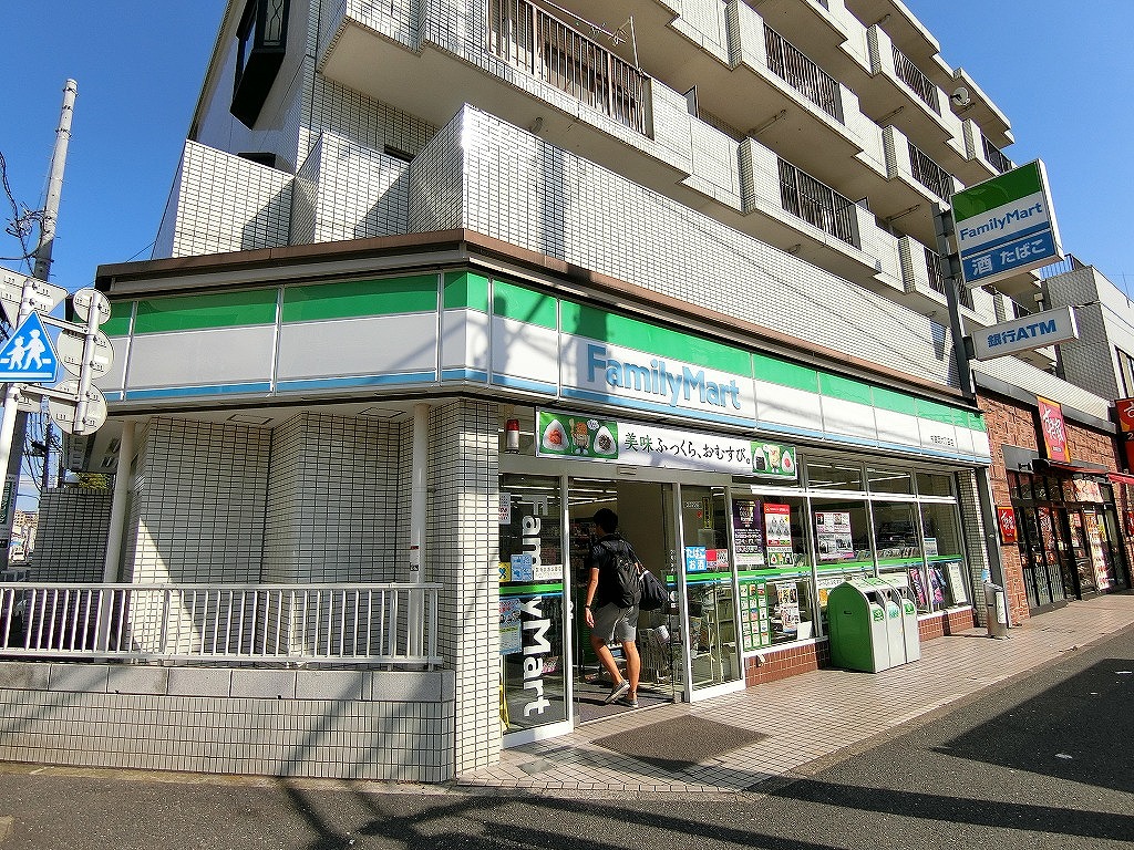 コンビニ　ファミリーマート（コンビニ）まで150m